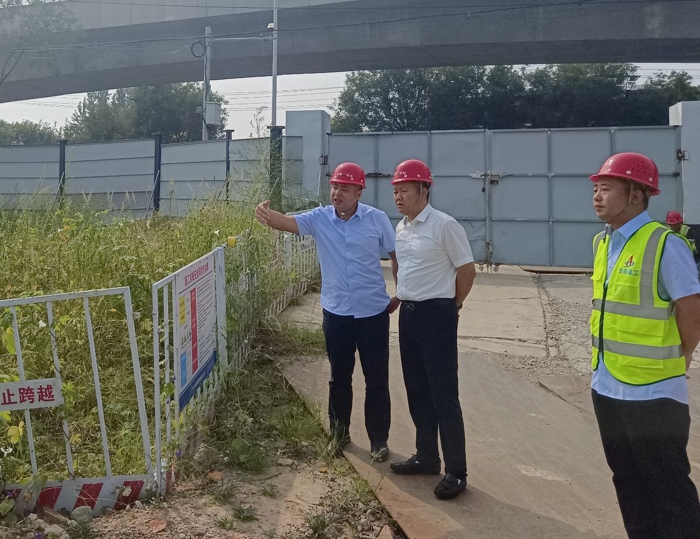 张总调研刺猬河1.jpg